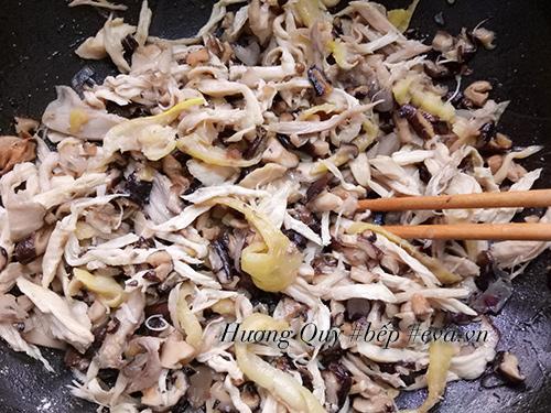 Xôi gà nấm hương dẻo thơm đón ngày mới