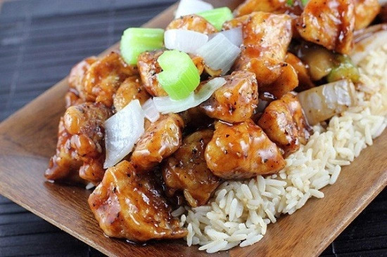 Ức gà xào nấm sốt tiêu đen ngon miệng, ăn hoài không lo béo Ức gà xào nấm sốt tiêu đen ngon miệng, ăn hoài không lo béo