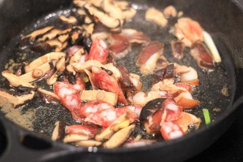 Chào tuần mới với xôi gà hấp lá sen ngon khó cưỡng