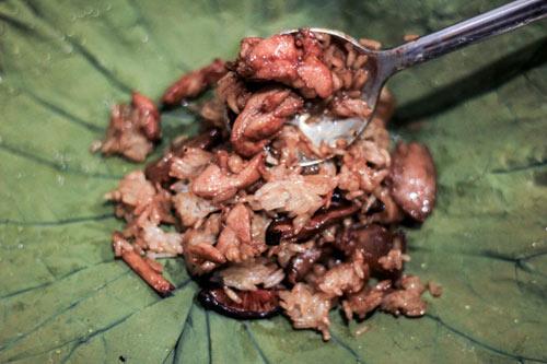 Chào tuần mới với xôi gà hấp lá sen ngon khó cưỡng