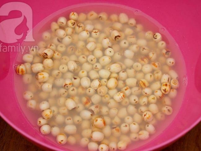 Cô gái Hà Nội chia sẻ cách làm xôi gấc hạt sen ngon đẹp cúng ông Công ông Táo Cô gái Hà Nội chia sẻ cách làm xôi gấc hạt sen ngon đẹp cúng ông Công ông Táo