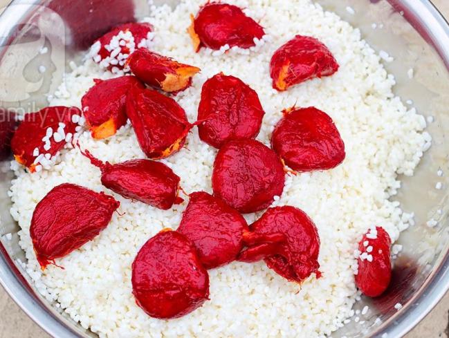 Cô gái Hà Nội chia sẻ cách làm xôi gấc hạt sen ngon đẹp cúng ông Công ông Táo Cô gái Hà Nội chia sẻ cách làm xôi gấc hạt sen ngon đẹp cúng ông Công ông Táo