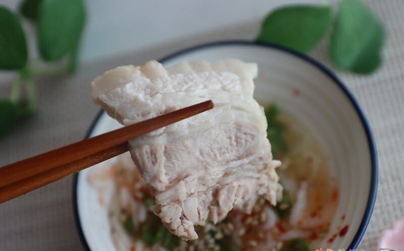 Mẹo luộc thịt lợn trắng hồng và không bị hôi