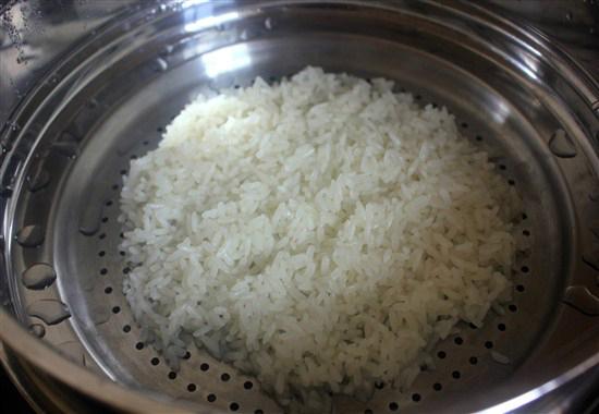 Xôi chiên ăn kèm thịt bò xào cần tây ngon đậm đà