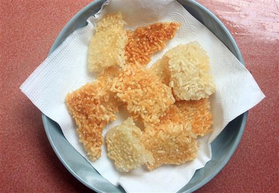 Xôi chiên ăn kèm thịt bò xào cần tây ngon đậm đà