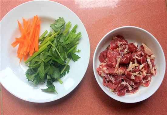 Xôi chiên ăn kèm thịt bò xào cần tây ngon đậm đà