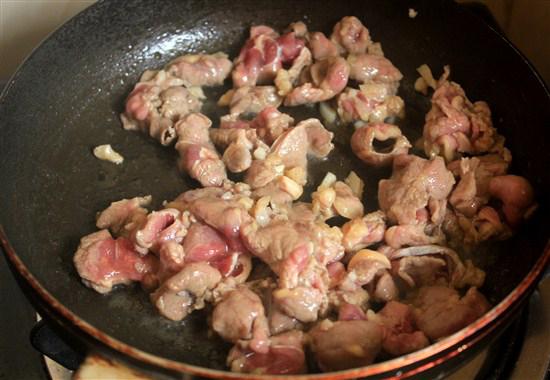 Xôi chiên ăn kèm thịt bò xào cần tây ngon đậm đà