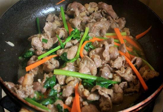 Xôi chiên ăn kèm thịt bò xào cần tây ngon đậm đà