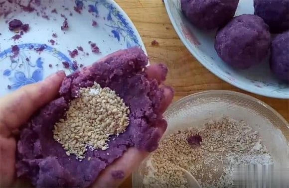 Hóa ra cách làm bánh nếp khoai lang tím đơn giản, dễ dàng thế này Hóa ra cách làm bánh nếp khoai lang tím đơn giản, dễ dàng thế này