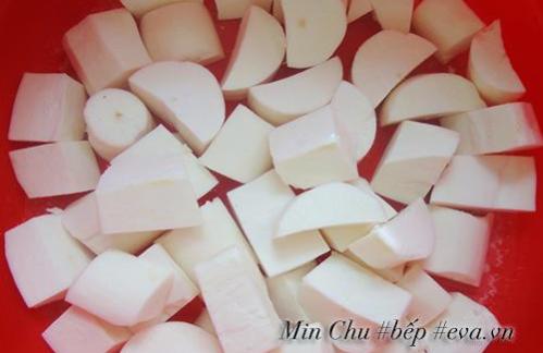 Xôi sắn ruốc rưới mỡ hành nóng hổi, dẻo ngon thế này là cùng! Xôi sắn ruốc rưới mỡ hành nóng hổi, dẻo ngon thế này là cùng!