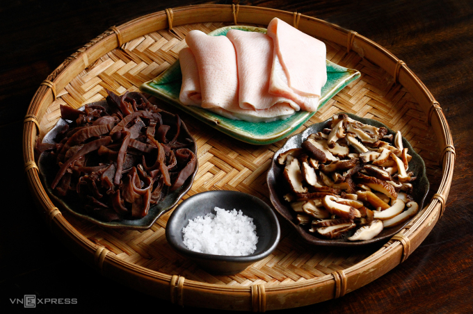 Thịt gà nấm hương nấu đông