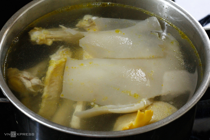 Thịt gà nấm hương nấu đông