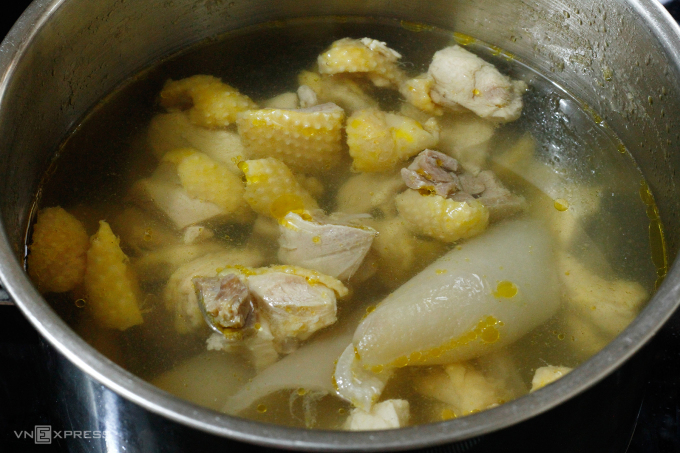 Thịt gà nấm hương nấu đông