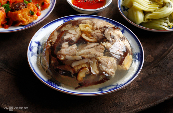 Thịt gà nấm hương nấu đông
