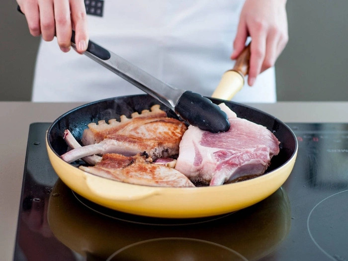 Sườn cốt lết salad ngô - món ngon đậm đà cho bữa cơm sum vầy Sườn cốt lết salad ngô - món ngon đậm đà cho bữa cơm sum vầy