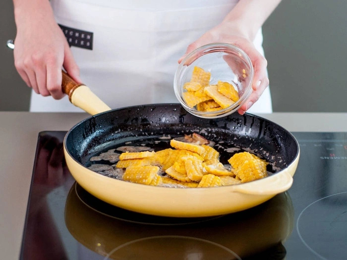 Sườn cốt lết salad ngô - món ngon đậm đà cho bữa cơm sum vầy Sườn cốt lết salad ngô - món ngon đậm đà cho bữa cơm sum vầy