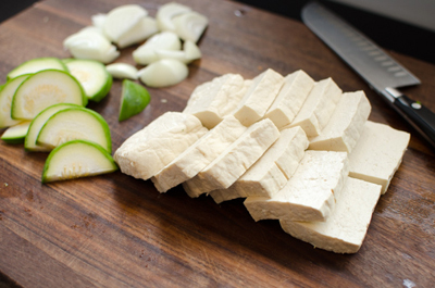 Canh thịt bò nấu đậu phụ và bí ngồi