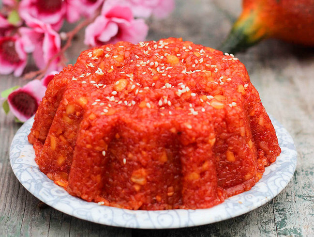 Cô gái Hà Nội chia sẻ cách làm xôi gấc hạt sen ngon đẹp cúng ông Công ông Táo Cô gái Hà Nội chia sẻ cách làm xôi gấc hạt sen ngon đẹp cúng ông Công ông Táo