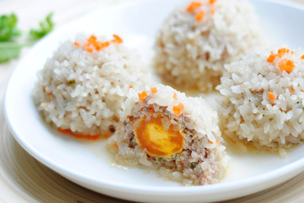 Xôi bọc trứng muối đậm đà đủ chất cho bữa trưa Xôi bọc trứng muối đậm đà đủ chất cho bữa trưa
