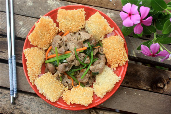 Xôi chiên ăn kèm thịt bò xào cần tây ngon đậm đà