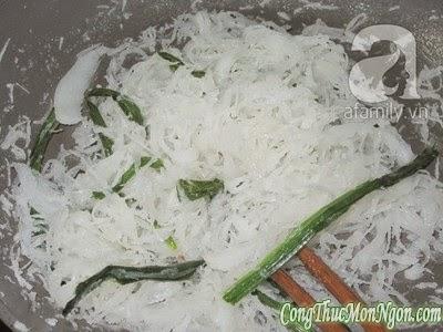 Dùng nồi cơm điện nấu xôi lá cẩm vừa đẹp vừa ngon