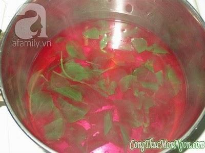 Dùng nồi cơm điện nấu xôi lá cẩm vừa đẹp vừa ngon