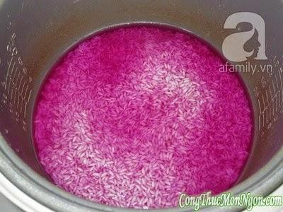 Dùng nồi cơm điện nấu xôi lá cẩm vừa đẹp vừa ngon