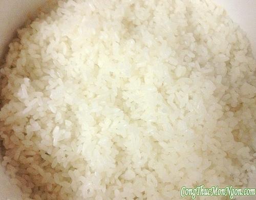 Xôi chiên nhân hải sản đậm đà, lạ miệng