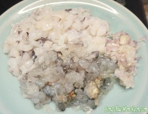 Xôi chiên nhân hải sản đậm đà, lạ miệng