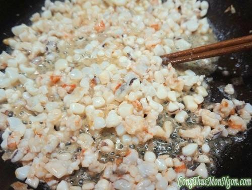 Xôi chiên nhân hải sản đậm đà, lạ miệng