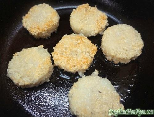 Xôi chiên nhân hải sản đậm đà, lạ miệng