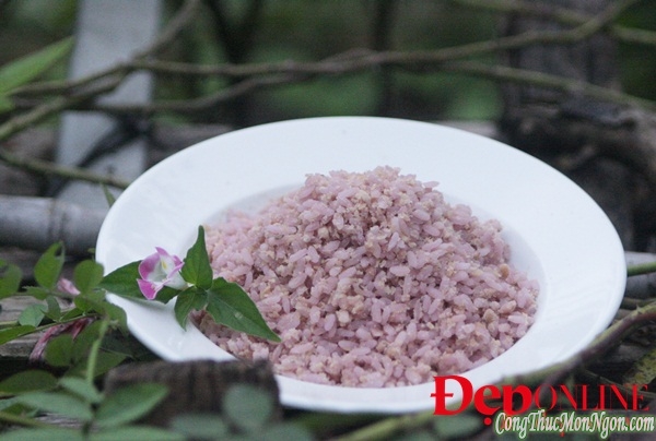 Xôi vò lá cẩm bằng nồi cơm điện, rất ngon mà lại tiện